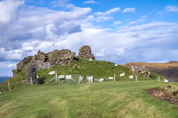 As ruínas do Castelo de Duntulm, Ilha de Skye - Escócia — Fotografia de Stock