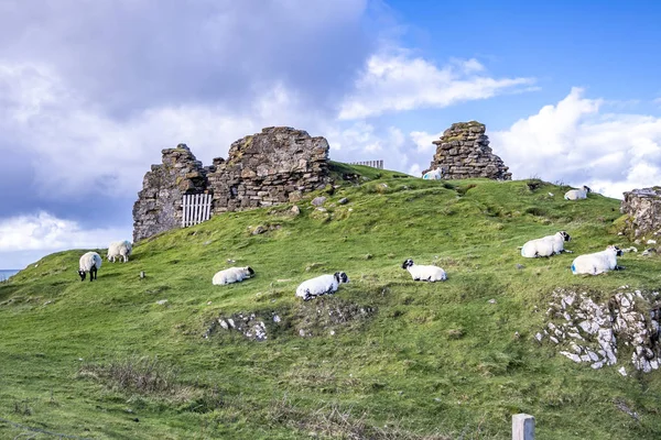 As ruínas do Castelo de Duntulm, Ilha de Skye - Escócia — Fotografia de Stock