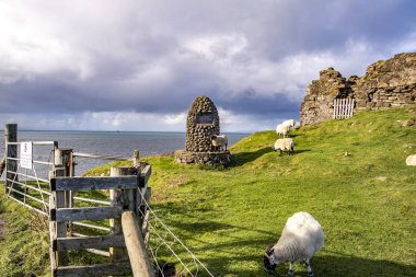 Duntulm, Isle of Skye, İskoçya - 14 Ekim 2018: Bu cairn Macarthurs heriditary pipers anısına