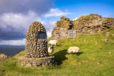 Duntulm, Isle of Skye, İskoçya - 14 Ekim 2018: Bu cairn Macarthurs heriditary pipers anısına