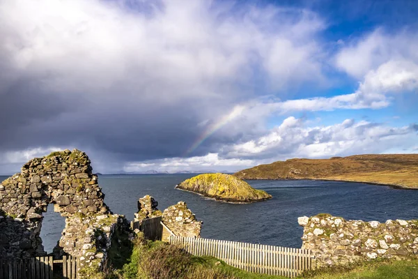 As ruínas do Castelo de Duntulm, Ilha de Skye - Escócia — Fotografia de Stock