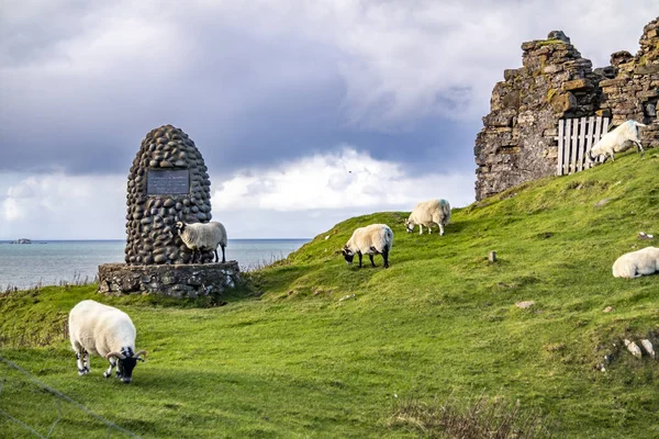 Duntulm, Ilha de Skye, Escócia - 14 de outubro de 2018: Este cairn está comemorando os heridários MacArthurs — Fotografia de Stock