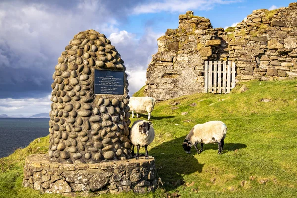 Duntulm, острів Скай, Шотландія - 2018 14 жовтня: цей cairn вшанування пам'яті Macarthurs heriditary Пайперс — стокове фото