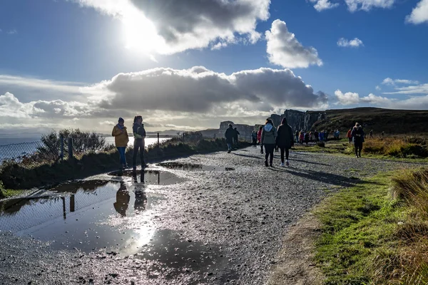 ISLE OF SKYE, SCOTLAND - 14 ОКТЯБРЯ 2018: Туристы, посетившие водопад Kilt Rock by Staffin — стоковое фото