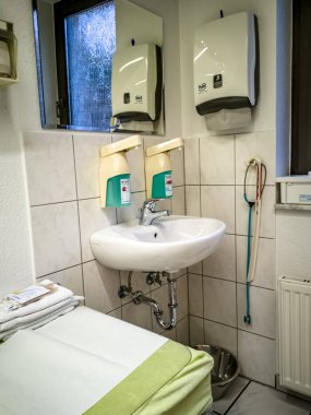 Moers, Almanya - 23 Aralık 2018: Dermatoloji Kliniği ekipman Oda