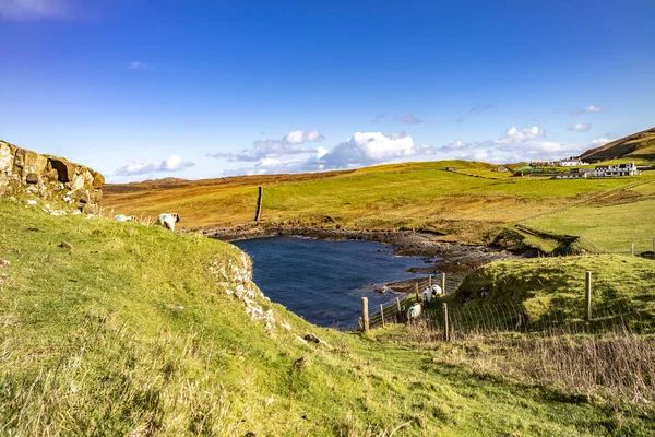 Duntulm sett från ruinerna av Duntulm slott, Isle of Skye - Skottland — Stockfoto