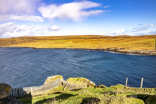 Duntulm gezien vanaf de ruïnes van Duntulm Castle, Isle of Skye - Schotland — Stockfoto