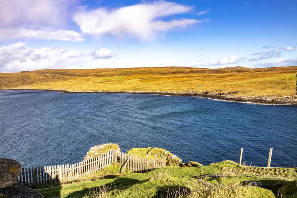 Duntulm visto das ruínas do Castelo de Duntulm, Ilha de Skye - Escócia — Fotografia de Stock