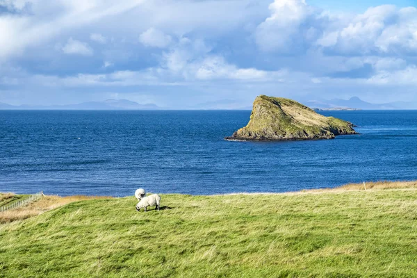 Tulm Island, Duntulm Bay ao lado das ruínas do castelo na Ilha de Skye - Escócia — Fotografia de Stock