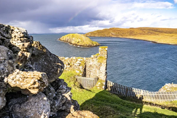 Tulm Island, Duntulm Bay ao lado das ruínas do castelo na Ilha de Skye - Escócia — Fotografia de Stock