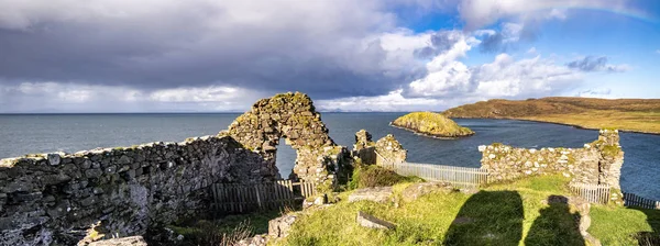 A vár romjai mellett Tulm a sziget Duntulm Bay-on a Skye-sziget - Skócia — Stock Fotó