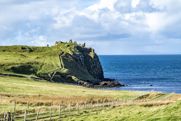 Zřícenina hradu u Tulm ostrova v zálivu Duntulm na ostrově Skye - Skotsko — Stock fotografie