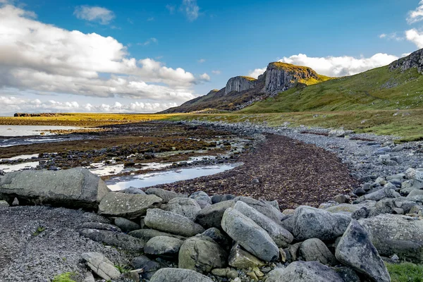 Basalten stenar på den berömda dinosaurie-bukten på Staffin på isle of Skye, Skottland — Stockfoto