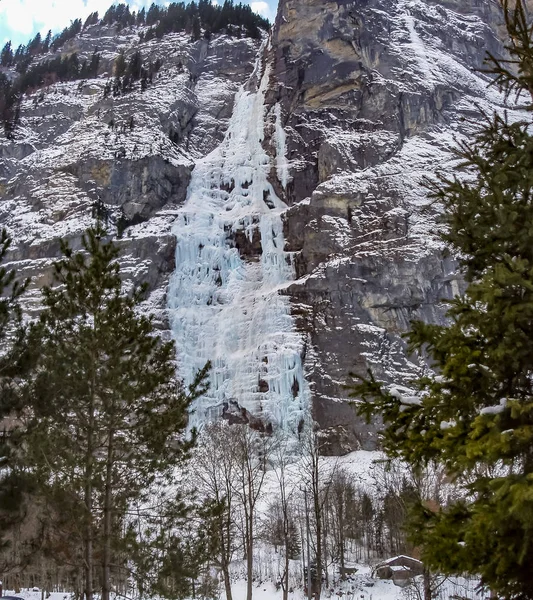 Cascada congelada en Lauterbrunnen Suiza - Europa — Foto de Stock