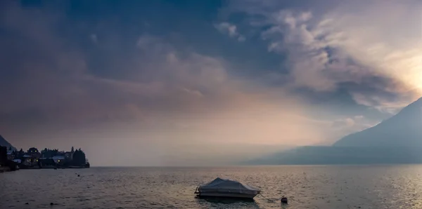 Uitzicht op de Thunersee en bergen tijdens zonsondergang — Stockfoto