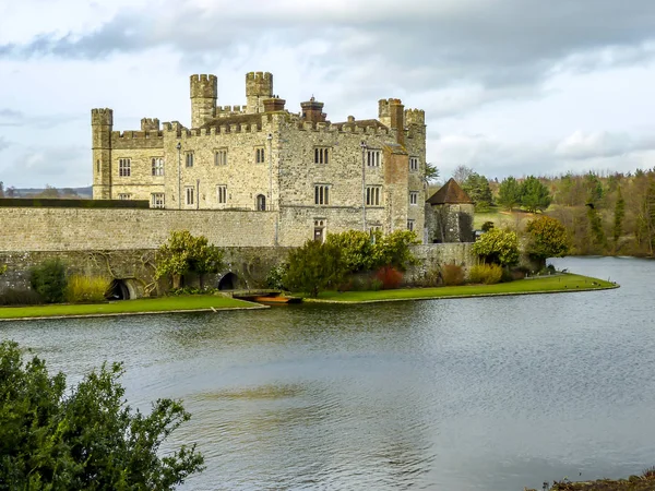 Paisagem de inverno na Inglaterra, Castelo de Leeds. Belo castelo inglês, Maidstone, Kent . — Fotografia de Stock