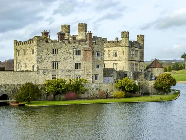 Paisagem de inverno na Inglaterra, Castelo de Leeds. Belo castelo inglês, Maidstone, Kent . — Fotografia de Stock