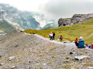 Interlaken, İsviçre - Eylül 09 2008: Jungfrau gaydacı Eiger Kuzey Yüz ve buzultaş arasında nerede oynuyor maratonu en yüksek noktası geçme maraton koşucu