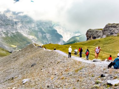 Interlaken, İsviçre - Eylül 09 2008: Jungfrau gaydacı Eiger Kuzey Yüz ve buzultaş arasında nerede oynuyor maratonu en yüksek noktası geçme maraton koşucu