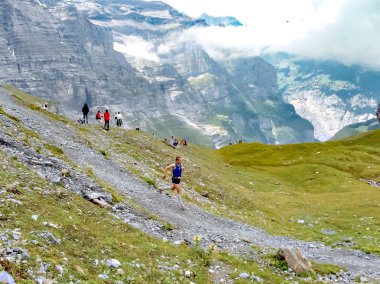 Interlaken, İsviçre - Eylül 09 2008: Jungfrau gaydacı Eiger Kuzey Yüz ve buzultaş arasında nerede oynuyor maratonu en yüksek noktası geçme maraton koşucu
