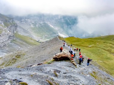 Interlaken, İsviçre - Eylül 09 2008: Jungfrau gaydacı Eiger Kuzey Yüz ve buzultaş arasında nerede oynuyor maratonu en yüksek noktası geçme maraton koşucu