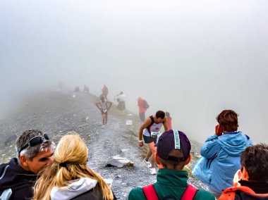 Interlaken, İsviçre - Eylül 09 2008: Jungfrau gaydacı Eiger Kuzey Yüz ve buzultaş arasında nerede oynuyor maratonu en yüksek noktası geçme maraton koşucu