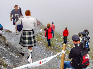 Interlaken, İsviçre - Eylül 09 2008: Jungfrau nerede gaydacı Eiger Kuzey yüz arasında oynuyor maraton bulutlarda en yüksek noktası geçme maraton koşucular ve