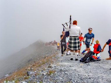 Interlaken, İsviçre - Eylül 09 2008: Jungfrau nerede gaydacı Eiger Kuzey yüz arasında oynuyor maraton bulutlarda en yüksek noktası geçme maraton koşucular ve