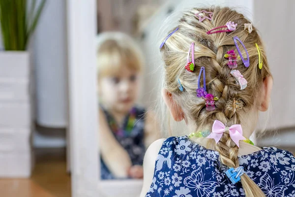 自宅の鏡で見ている小さな女の子を着て、スカートとネックレス — ストック写真