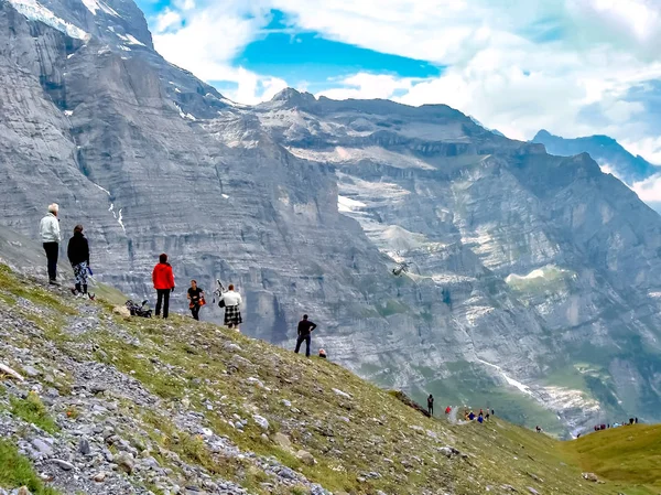 Interlaken, Swiss - September 09 2008: Pelari maraton melewati titik tertinggi di Jungfrau Marathon di mana bagpiper bermain antara Eiger sisi utara dan moraine — Stok Foto