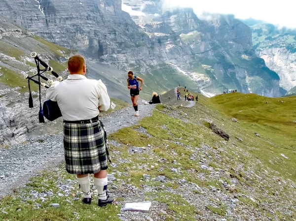 Interlaken, Zwitserland - September 09 2008: Marathonlopers geven het hoogste punt van de Jungfrau Marathon waar de Onion tussen de Eiger-noordwand en de morene speelt — Stockfoto