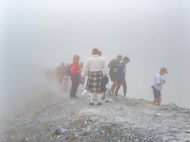 Interlaken, İsviçre - Eylül 09 2008: Jungfrau nerede gaydacı Eiger Kuzey yüz arasında oynuyor maraton bulutlarda en yüksek noktası geçme maraton koşucular ve