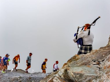 Interlaken, İsviçre - Eylül 09 2008: Jungfrau nerede gaydacı Eiger Kuzey yüz arasında oynuyor maraton bulutlarda en yüksek noktası geçme maraton koşucular ve
