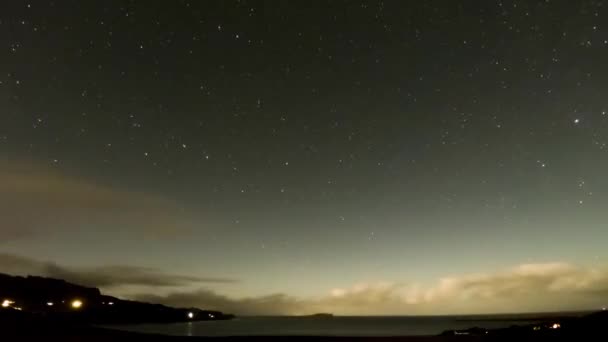 Timelapse del cielo sobre la bahía de Staffin en la isla de Skye con estrellas, nubes, la vía láctea que entra — Vídeos de Stock