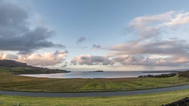 Scadenza del tramonto a Staffin Bay sull'Isola di Skye, Scozia — Video Stock