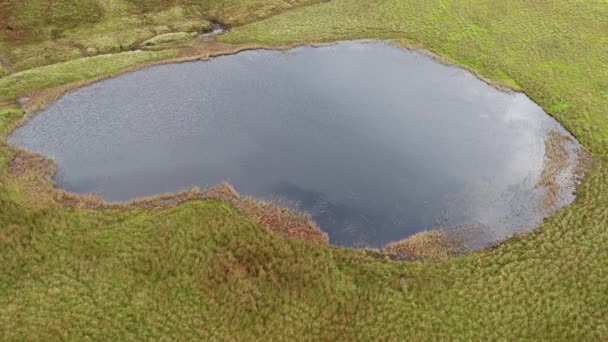 Loch Cuithir en Sgurr een Mhadaidh Ruadh - heuvel van de Red Fox, Isle of Skye, Schotland — Stockvideo