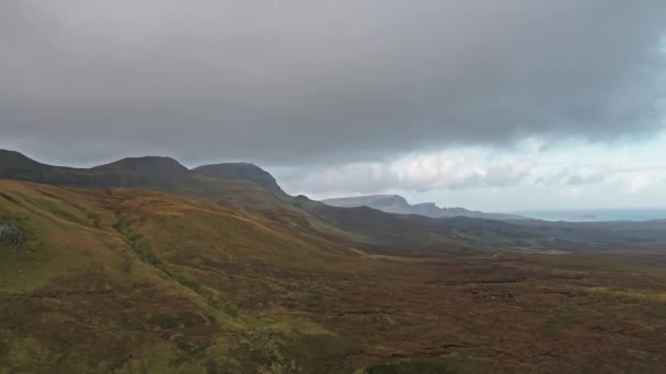 Loch cuithir und sgurr a mhadaidh ruadh - Hügel des Rotfuchses, Insel des Himmels, Schottland — Stockvideo