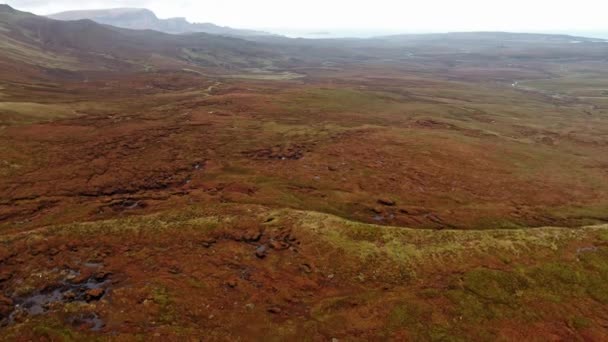 ネス湖 Cuithir と Sgurr Mhadaidh Ruadh - 赤狐、スコットランドのスカイ島の丘 — ストック動画