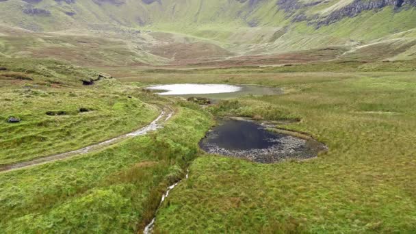 Loch Cuithir y Sgurr a Mhadaidh Ruadh - Colina del Zorro Rojo, Isla de Skye, Escocia — Vídeo de stock