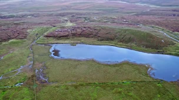 Loch Cuithir e Sgurr a Mhadaidh Ruadh - Collina della Volpe Rossa, Isola di Skye, Scozia — Video Stock
