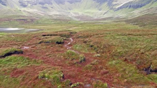 Loch Cuithir a Sgurr Mhadaidh Ruadh neboli - Hill Red Fox, Isle of Skye, Skotsko — Stock video