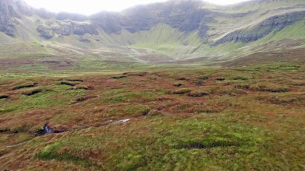 Loch Cuithir i Sgurr Mhadaidh Ruadh - Hill, Red Fox, Wyspa Skye, Szkocja — Wideo stockowe