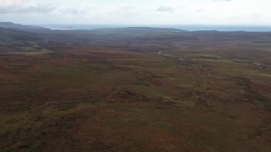 Loch Cuithir ve Sgurr bir Mhadaidh Ruadh - Hill Red Fox, Isle of Skye, İskoçya