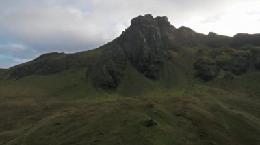 Loch Cuithir ve Sgurr bir Mhadaidh Ruadh - Hill Red Fox, Isle of Skye, İskoçya