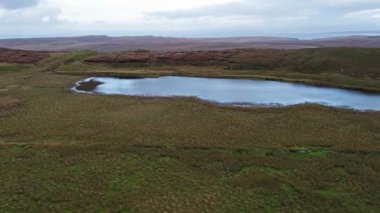 Loch Cuithir ve Sgurr bir Mhadaidh Ruadh - Hill Red Fox, Isle of Skye, İskoçya