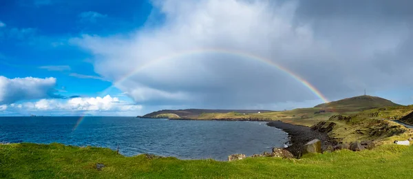 Regnbåge över Duntulm Bay och slottet ruiner på Isle of Skye - Skottland — Stockfoto