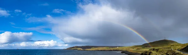 Arc-en-ciel au-dessus de Duntulm Bay et des ruines du château sur l'île de Skye - Écosse — Photo