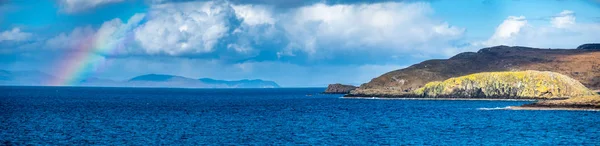 Рейнбоу над заливом Дантулм и руины замка на острове Скай - Шотландия — стоковое фото