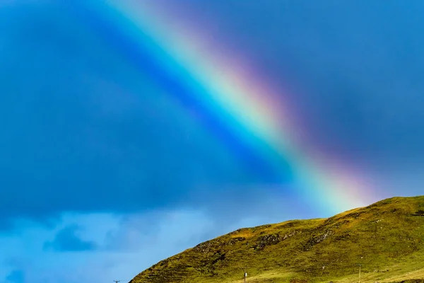 Close-up van de mooie natuurlijke regenboog boven een heuvel — Stockfoto