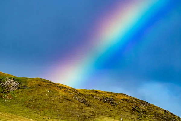 Close-up van de mooie natuurlijke regenboog boven een heuvel — Stockfoto